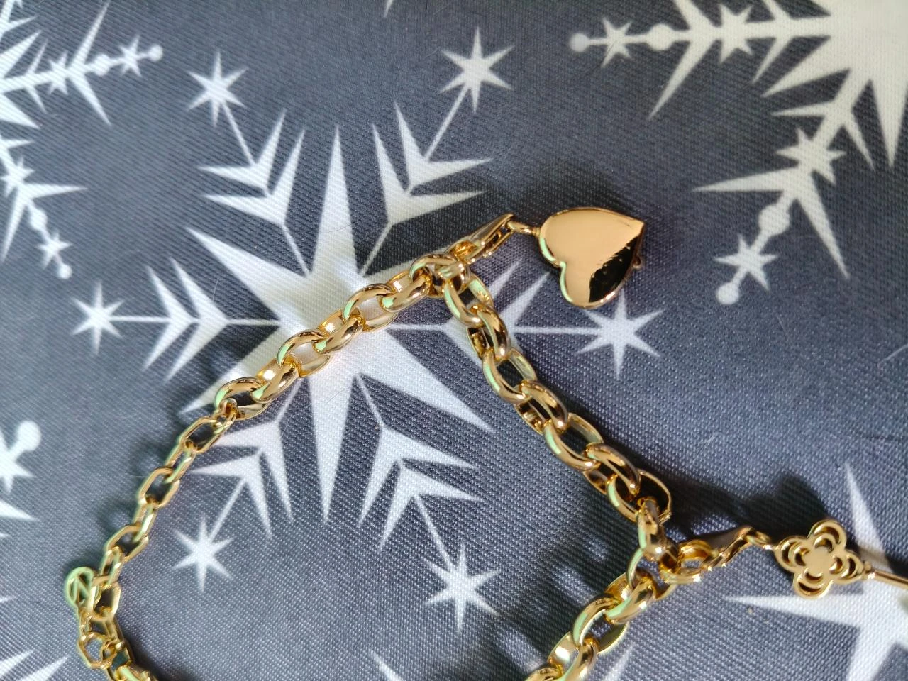 Pulseira Dourada Elos Largos com Pendentes – photo 7